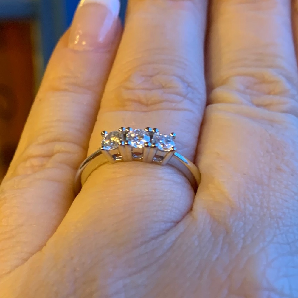 šBeautiful 3 stone brilliant white Moissanite - Picture 2 of 8